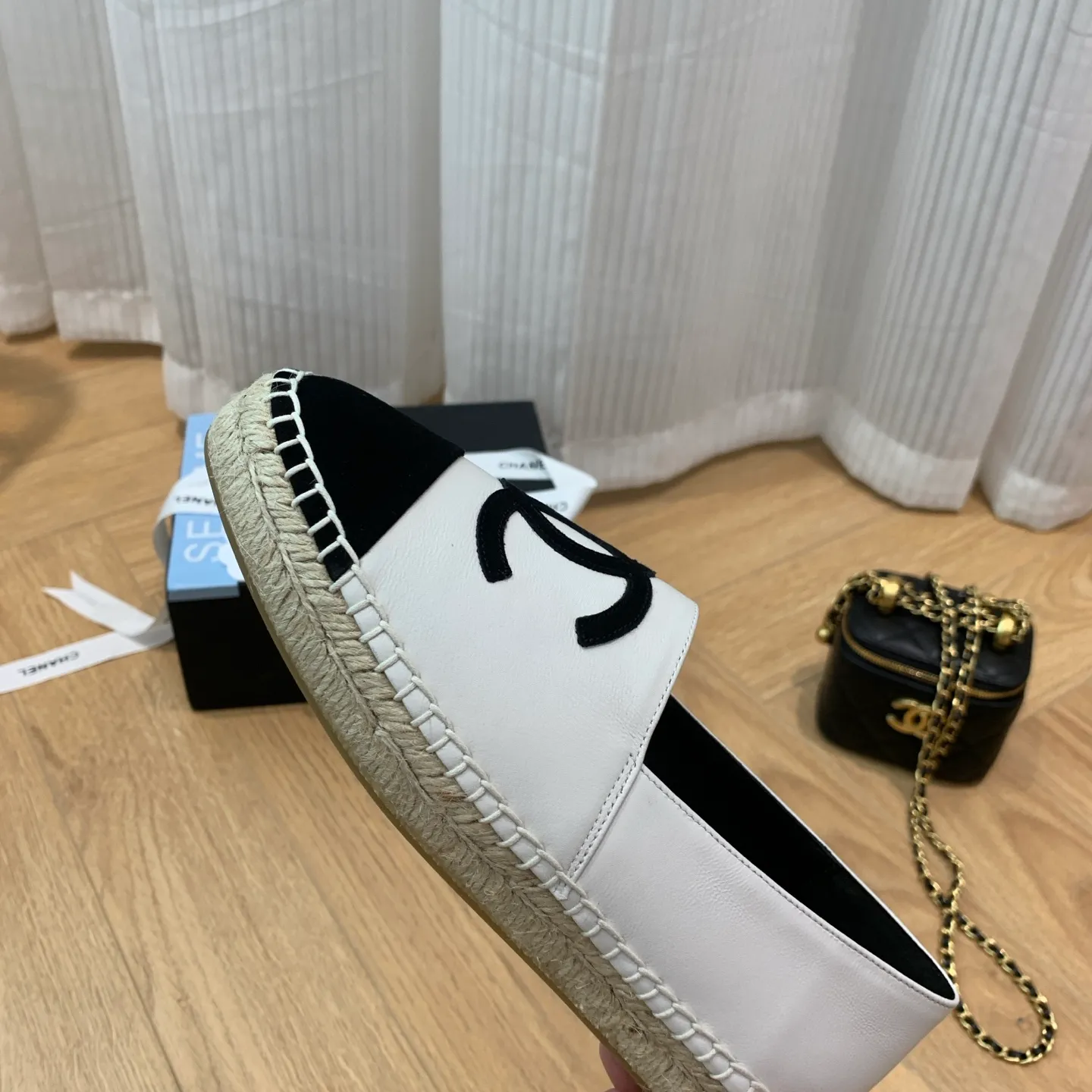 👟👟Ex-factory price 440👟👟 👑New colors are coming ✌️New version of Chanel fisherman shoes is coming❗️Delivered in a full set of top-notch packaging. The quality of my fisherman shoes has not been introduced much, everyone who has had them knows it! The original customized upper, and my outsole is the original translucent outsole, the opaque outsole is the wrong version, full set of authentic packaging ❗️ size: 35-40, running price